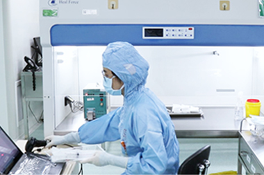 百级超净工作台进行脐带血取样